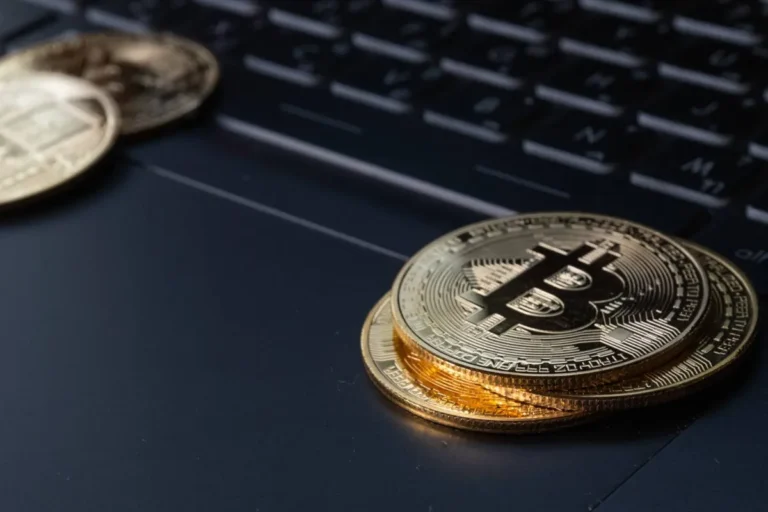 cryptocurrency-coins-on-keyboard