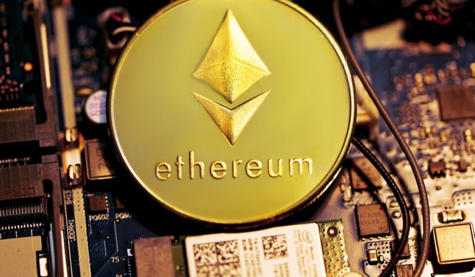 Altcoin ETFs Stay Green as Bitcoin ETFs Bleed Red Ethereum, XRP, and Solana crypto tokens representing altcoin ETF flows